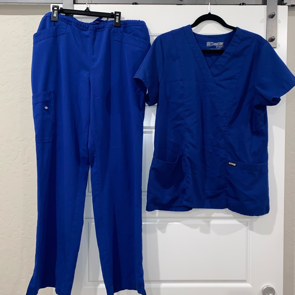 Greys Anatomy Drawstring Cargo Pant & 2 Pocket Scrub Top